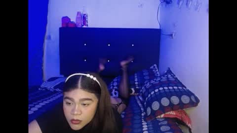 Snapshot of 2moons_full_of_love chatting on November 7, 12:10 am 2moons_full_of_love online show from November 7, 12:10 am