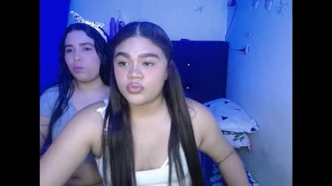 Snapshot of 2moons_full_of_love chatting on November 8, 12:33 am 2moons_full_of_love online show from November 8, 12:33 am