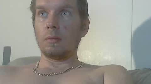 Snapshot of 2small4you83 chatting on December 28, 4:19 am 2small4you83 online show from December 28, 4:19 am