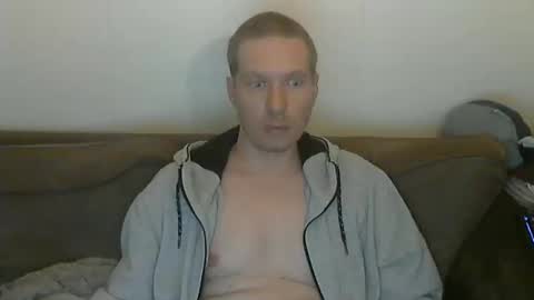 Snapshot of 2small4you83 chatting on November 27, 8:05 am 2small4you83 online show from November 27, 8:05 am