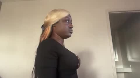 Snapshot of 304divinekarma chatting on November 5, 8:42 pm GamerBaddieLux online show from November 5, 8:42 pm