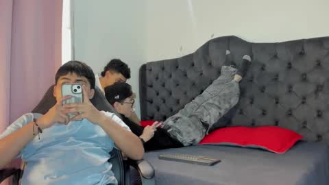 Snapshot of 3guy3 chatting on November 15, 7:21 pm Guy 1 Guy 2 Guy 3. online show from November 15, 7:21 pm