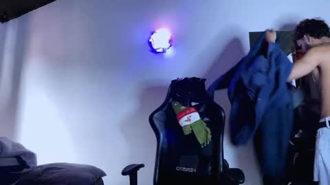 Snapshot of 3v1l_ chatting on November 15, 6:48 pm E V I L online show from November 15, 6:48 pm