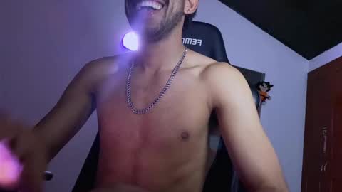 Snapshot of 3v1l_ chatting on December 16, 7:46 am E V I L online show from December 16, 7:46 am