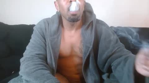 Snapshot of 420flyguy chatting on December 12, 7:48 pm 420flyguy online show from December 12, 7:48 pm