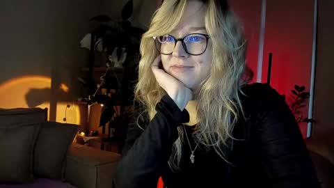 Snapshot of 5_in_one chatting on December 6, 7:43 am Sunshine online show from December 6, 7:43 am