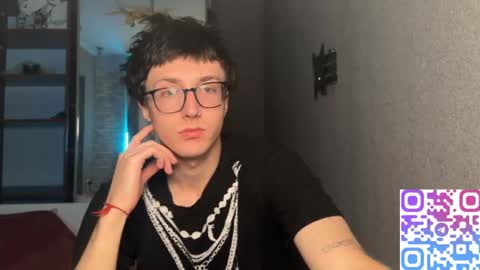 Snapshot of 8_goat chatting on November 24, 4:01 am Phillip online show from November 24, 4:01 am