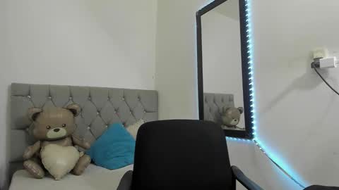 Snapshot of _1dereck chatting on February 18, 12:23 pm DERECK online show from February 18, 12:23 pm