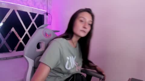 Snapshot of _alaia_collway_ chatting on February 3, 11:42 am Alaia online show from February 3, 11:42 am