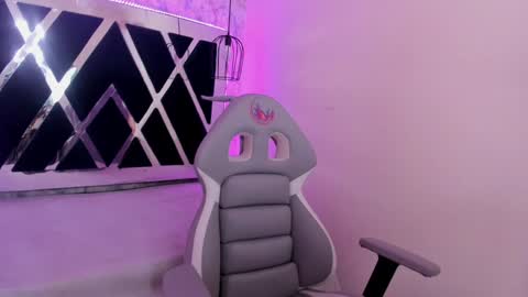 Snapshot of _alaia_collway_ chatting on February 3, 2:45 pm Alaia online show from February 3, 2:45 pm