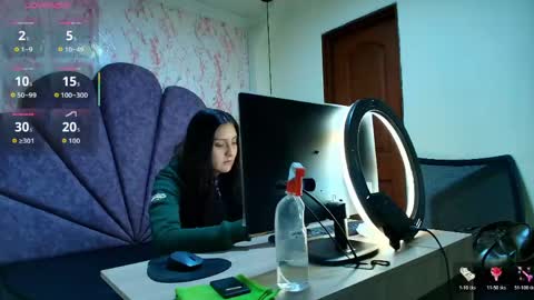 Snapshot of _alaia_collway_ chatting on May 25, 12:00 pm Alaia online show from May 25, 12:00 pm