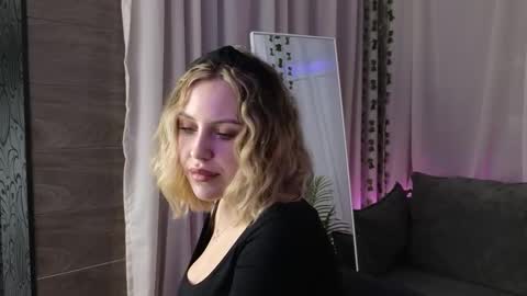 Snapshot of _amymoore_ chatting on February 13, 1:56 am _amymoore_ online show from February 13, 1:56 am