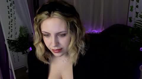 Snapshot of _amymoore_ chatting on February 15, 1:24 am _amymoore_ online show from February 15, 1:24 am