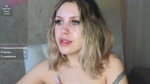 _amymoore_ online show from April 9, 6:19 am