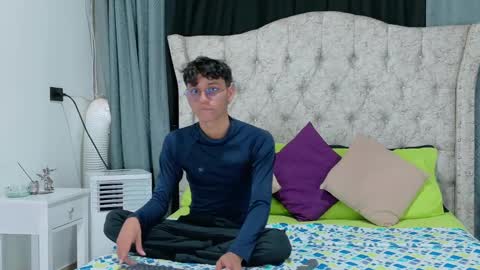 Snapshot of _andrew_williams chatting on December 1, 6:52 pm Andres online show from December 1, 6:52 pm