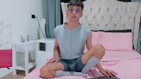 Snapshot of _andrew_williams chatting on December 14, 10:18 pm Andres online show from December 14, 10:18 pm