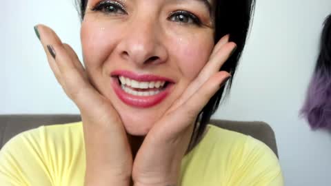 Snapshot of _antomouth_paradise chatting on January 1, 12:21 am antonia online show from January 1, 12:21 am