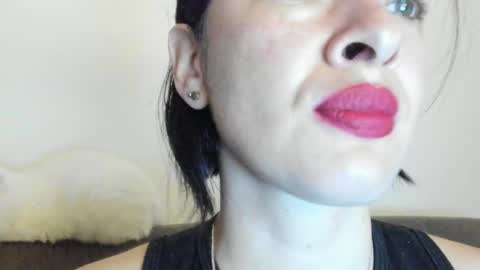 Snapshot of _antomouth_paradise chatting on February 4, 10:32 am antonia online show from February 4, 10:32 am