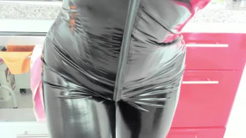 Snapshot of _antomouth_paradise chatting on February 7, 3:41 pm antonia online show from February 7, 3:41 pm