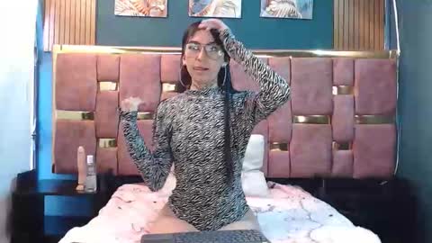 Snapshot of _aranza23 chatting on May 15, 12:01 pm Aranza. online show from May 15, 12:01 pm
