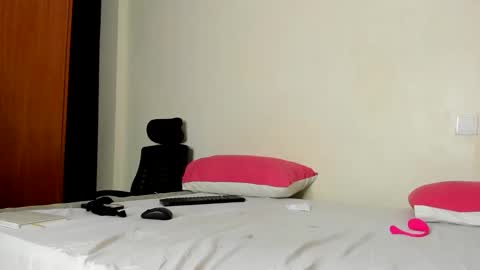 Snapshot of _ariah chatting on September 16, 3:40 am Ariah independent model online show from September 16, 3:40 am