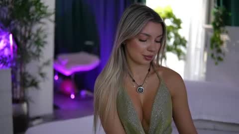 Snapshot of _arielle chatting on June 26, 7:35 am Arielle online show from June 26, 7:35 am