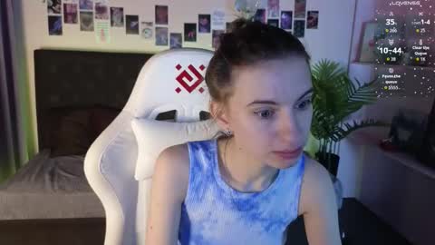 _ash_leyy_ online show from December 3, 1:35 am