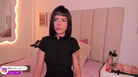 Snapshot of _aurora_collins_ chatting on June 25, 1:04 pm _aurora_collins_ online show from June 25, 1:04 pm