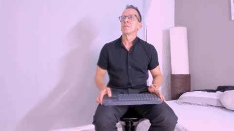 Snapshot of _axelking_ chatting on October 15, 11:43 am _axelking_ online show from October 15, 11:43 am