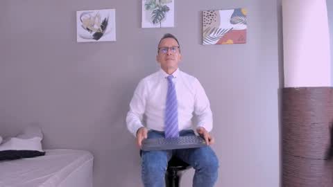 Snapshot of _axelking_ chatting on October 20, 11:43 am _axelking_ online show from October 20, 11:43 am