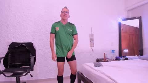 Snapshot of _axelking_ chatting on December 1, 11:37 am _axelking_ online show from December 1, 11:37 am