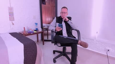 Snapshot of _axelking_ chatting on December 2, 11:37 am _axelking_ online show from December 2, 11:37 am