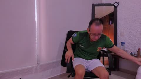 Snapshot of _axelking_ chatting on December 15, 11:25 am _axelking_ online show from December 15, 11:25 am