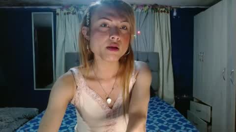 Snapshot of _azalea_65 chatting on October 7, 2:09 am _azalea_65 online show from October 7, 2:09 am