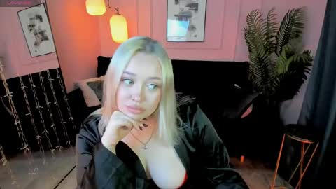 _blondessa__ online show from April 16, 1:56 pm