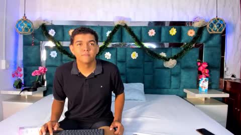 _bonnyandclyde online show from December 19, 12:01 pm