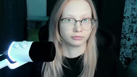 Snapshot of _caramel_milk_ chatting on March 10, 1:56 am Merlizz online show from March 10, 1:56 am