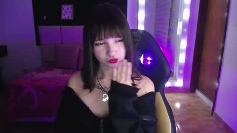 Snapshot of _charlotte_collins_ chatting on November 22, 3:00 pm _charlotte_collins_ online show from November 22, 3:00 pm