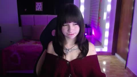 Snapshot of _charlotte_collins_ chatting on November 25, 3:01 pm _charlotte_collins_ online show from November 25, 3:01 pm