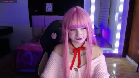 Snapshot of _charlotte_collins_ chatting on December 5, 2:47 pm _charlotte_collins_ online show from December 5, 2:47 pm