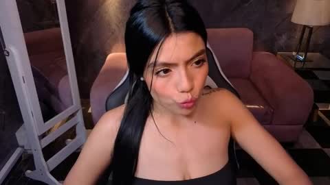 _charlottee_b online show from April 6, 7:59 pm