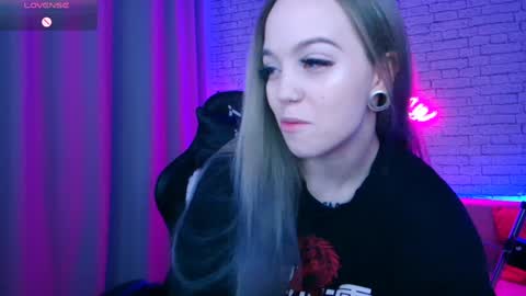 Snapshot of _crazybee_ chatting on February 8, 1:11 am Nica online show from February 8, 1:11 am