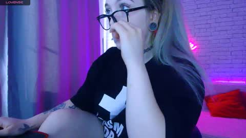 Snapshot of _crazybee_ chatting on October 25, 5:37 am Nica online show from October 25, 5:37 am