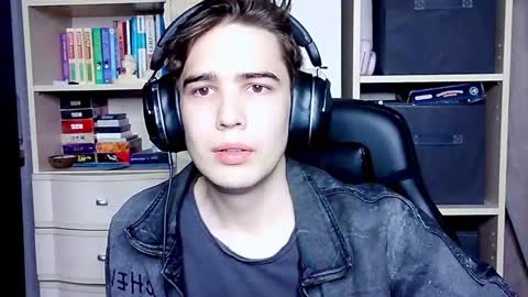 Snapshot of _crise_next_door_ chatting on October 9, 5:22 pm _crise_next_door_ online show from October 9, 5:22 pm