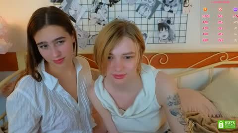 Snapshot of _eliizabeth__ chatting on April 22, 10:00 pm Lizzy online show from April 22, 10:00 pm