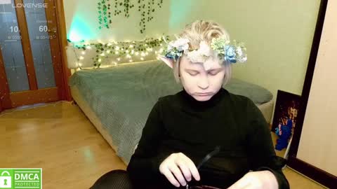 Snapshot of _elven_dreams__ chatting on December 13, 10:23 pm chloue and Gretta online show from December 13, 10:23 pm