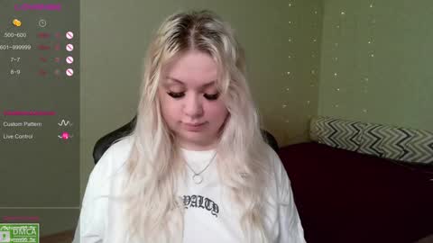 Snapshot of _elven_dreams__ chatting on December 21, 8:18 am chloue and Gretta online show from December 21, 8:18 am