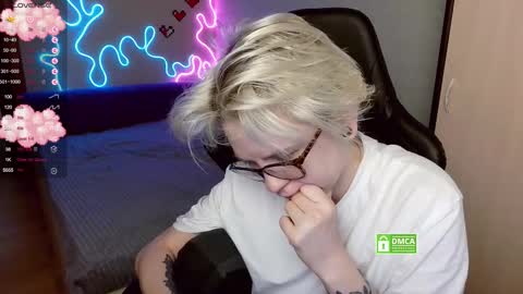 Snapshot of _elven_dreams__ chatting on November 8, 8:14 am chloue and Gretta online show from November 8, 8:14 am