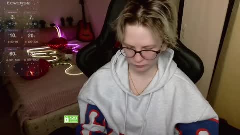 chloue and Gretta online show from April 5, 5:21 pm