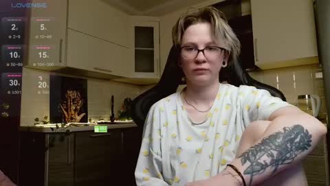 Snapshot of _elven_dreams__ chatting on June 6, 7:18 pm chloue and Gretta online show from June 6, 7:18 pm